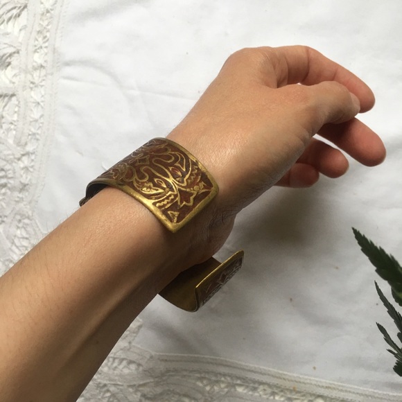 Vintage brass cuff with ornate inlaid detail - Picture 6 of 7
